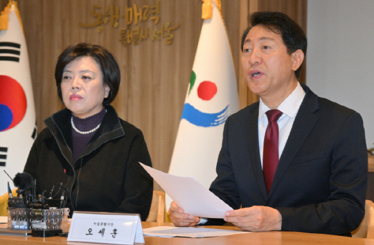 29일 오세훈(오른쪽) 서울시장과 신계용 과천시장이 서울 편입 논의를 위한 면담을 진행했다. 서울시 제공.